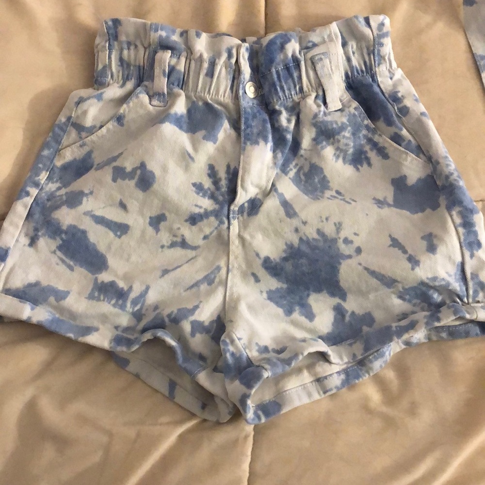 Very cute, comes with a belt, very stretchy material.